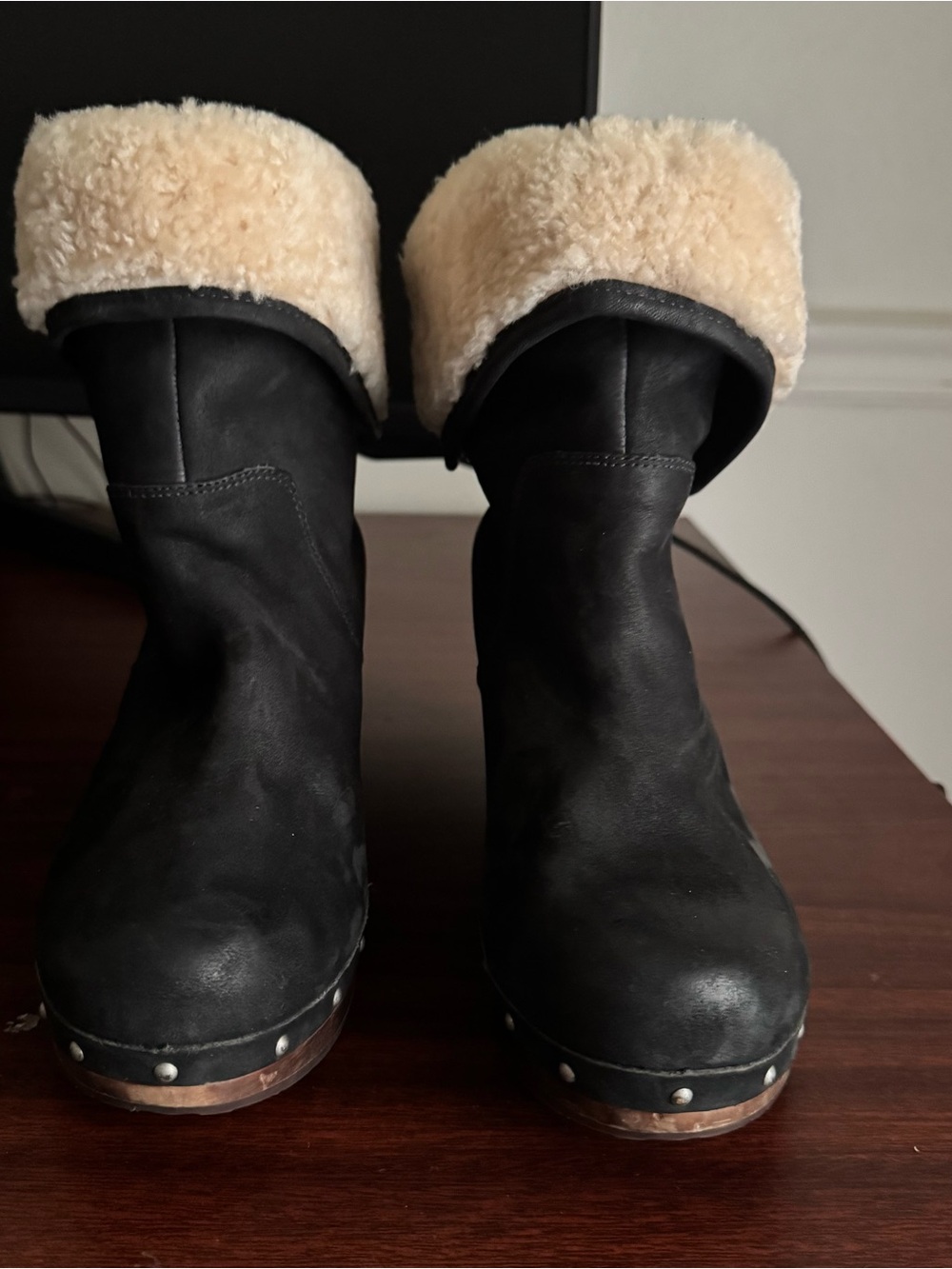 UGG Lynnea Fold Over Black Leather Shearling Cuff Clog Boot 3204 Sz 8 $250
